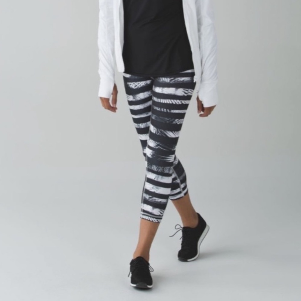 Lululemon Wunder Under crop women’s 6 six grey black striped VGUC